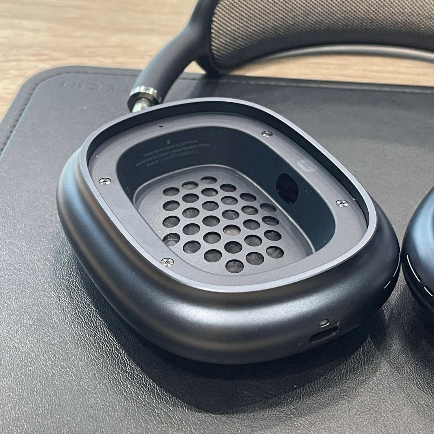 Apple AirPods Type-C Темная ночь — фото 4