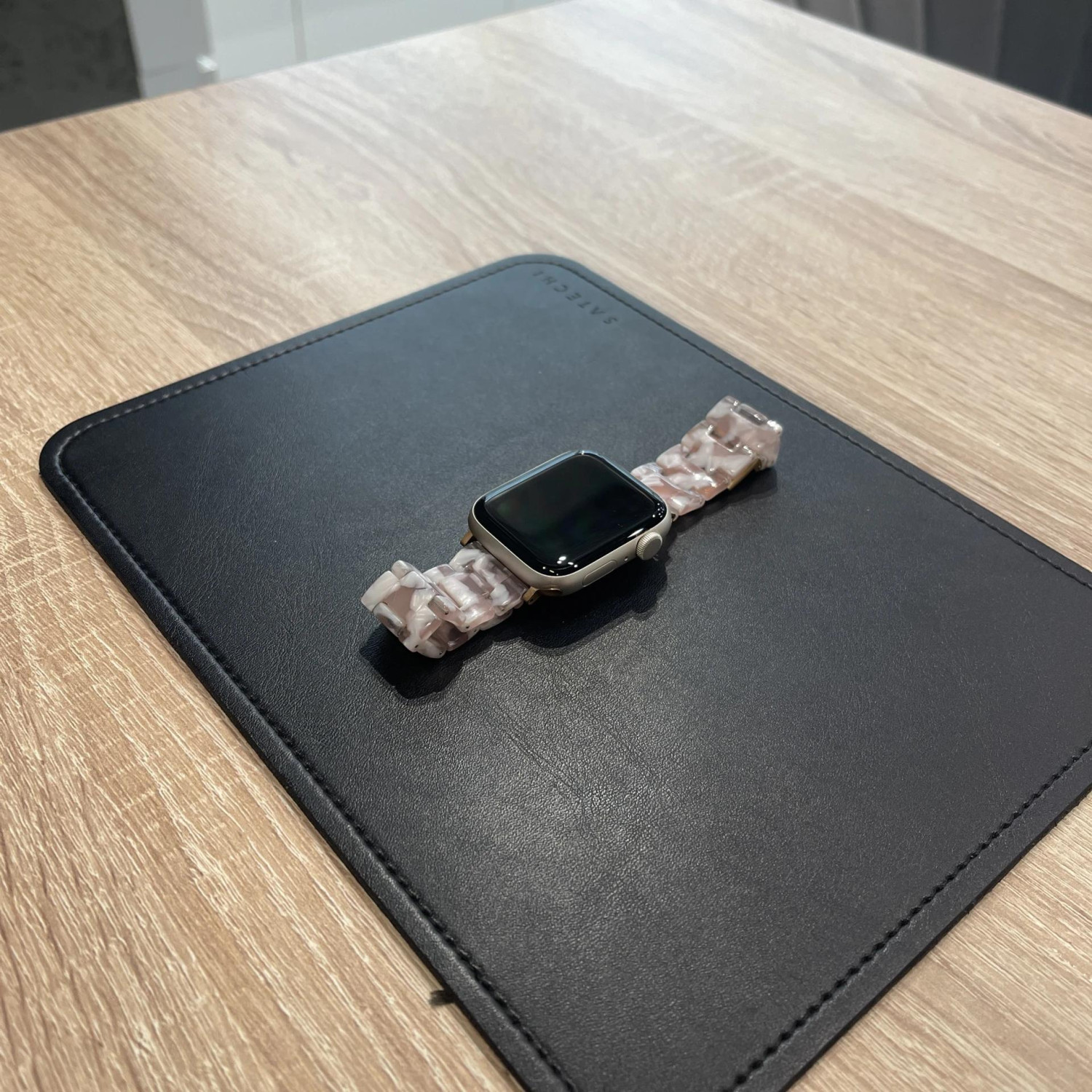 Apple Watch SE 2 44mm, корпус из алюминия «сияющая звезда», бежевый спортивный ремешок