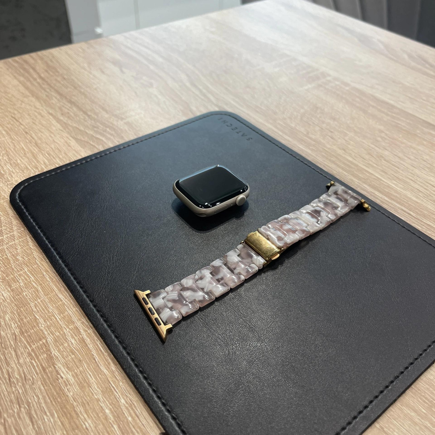 Apple Watch SE 2 44mm, корпус из алюминия «сияющая звезда», бежевый спортивный ремешок — фото 2