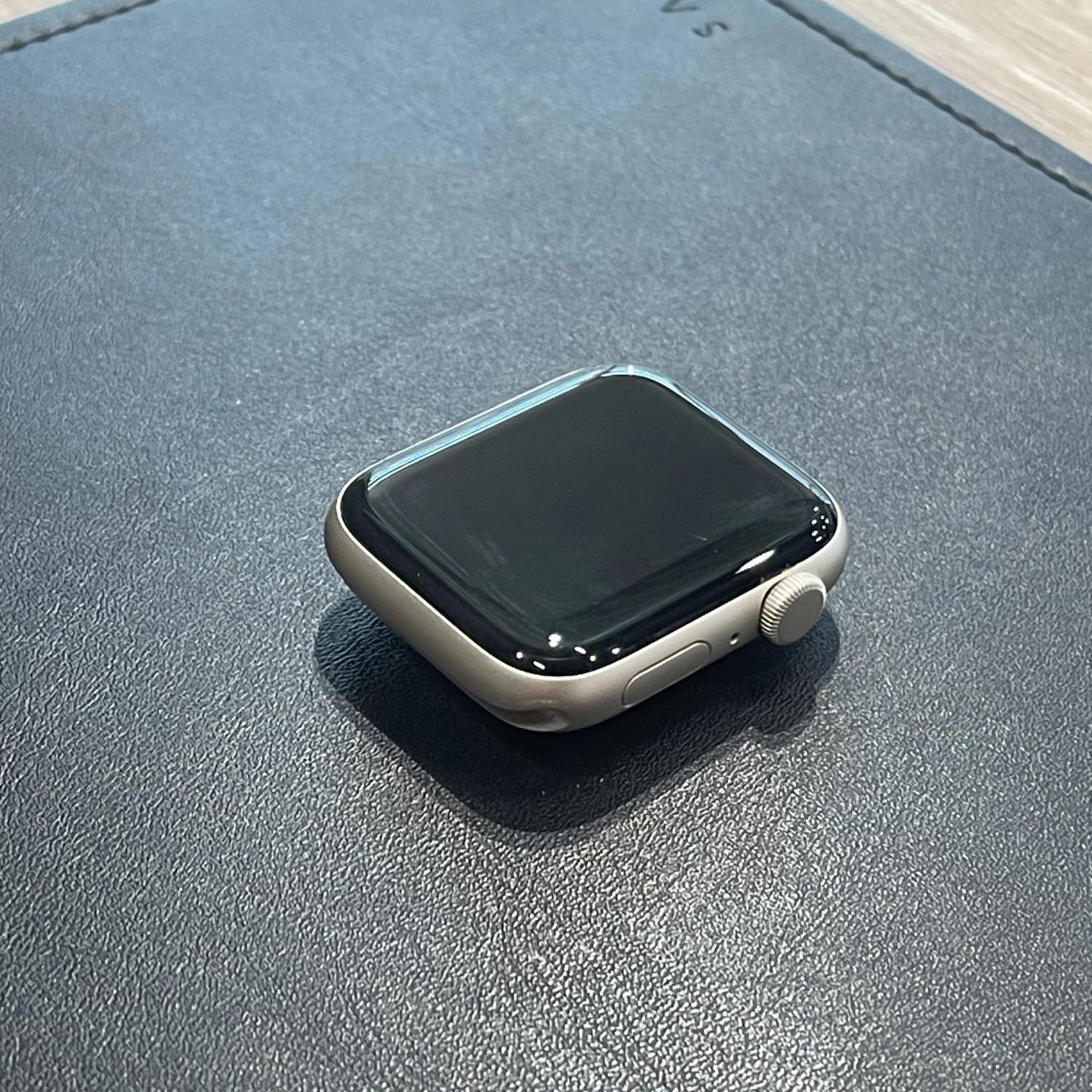 Apple Watch SE 2 44mm, корпус из алюминия «сияющая звезда», бежевый спортивный ремешок — фото 3