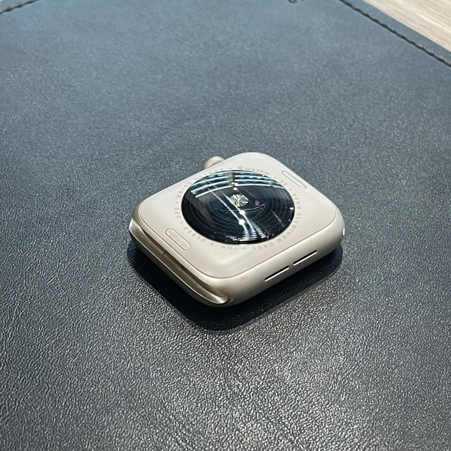 Apple Watch SE 2 44mm, корпус из алюминия «сияющая звезда», бежевый спортивный ремешок — фото 4