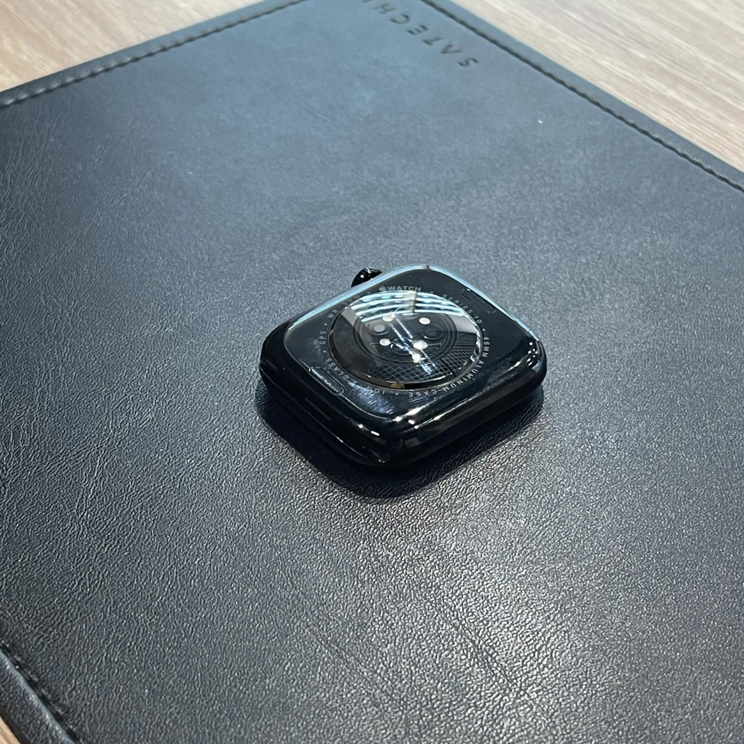 Apple Watch Series 10, 46 мм, корпус из алюминия «чёрный глянец», спортивный ремешок черного цвета — фото 4