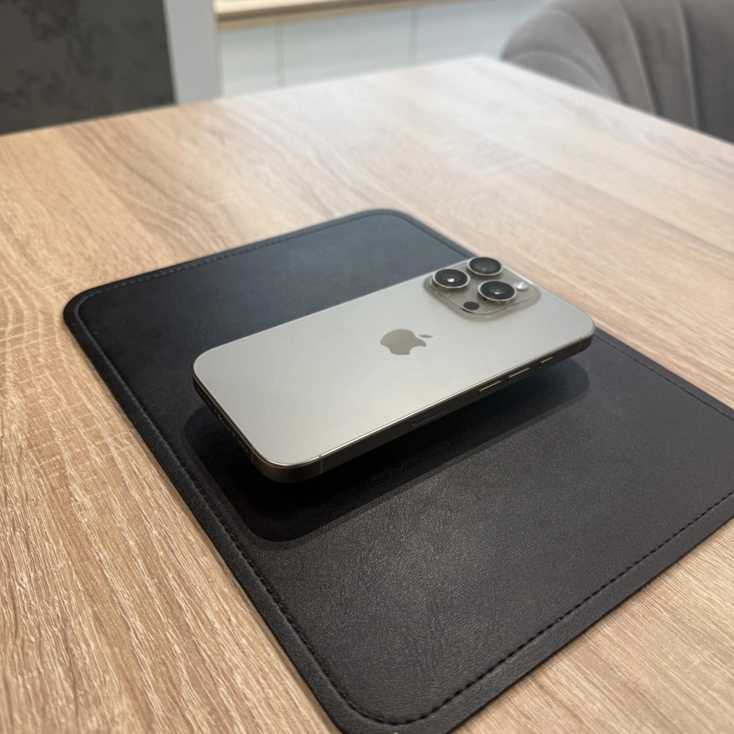 Apple iPhone 16 Pro 128 ГБ, «титановый бежевый»