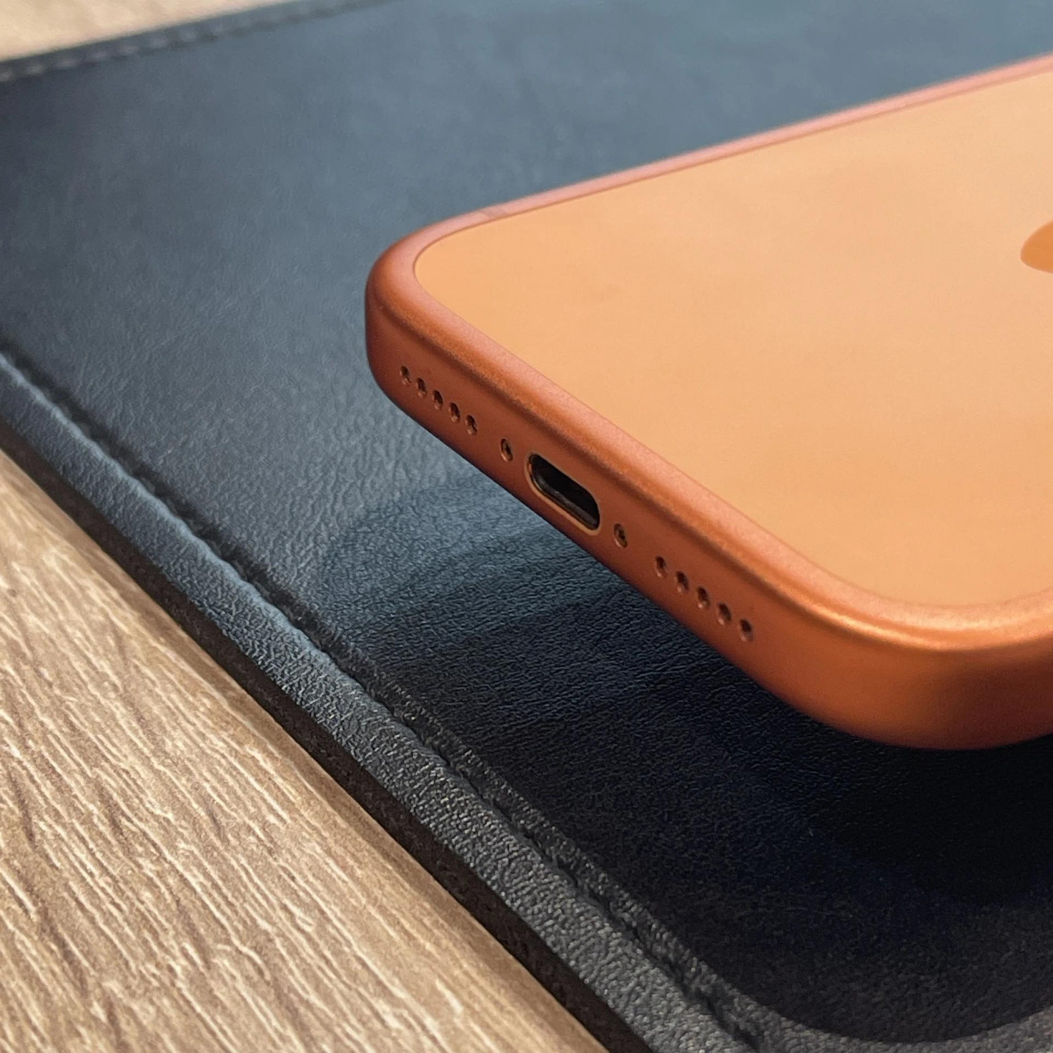 Apple iPhone 17 Pro, 256 ГБ, Оранжевый — фото 4