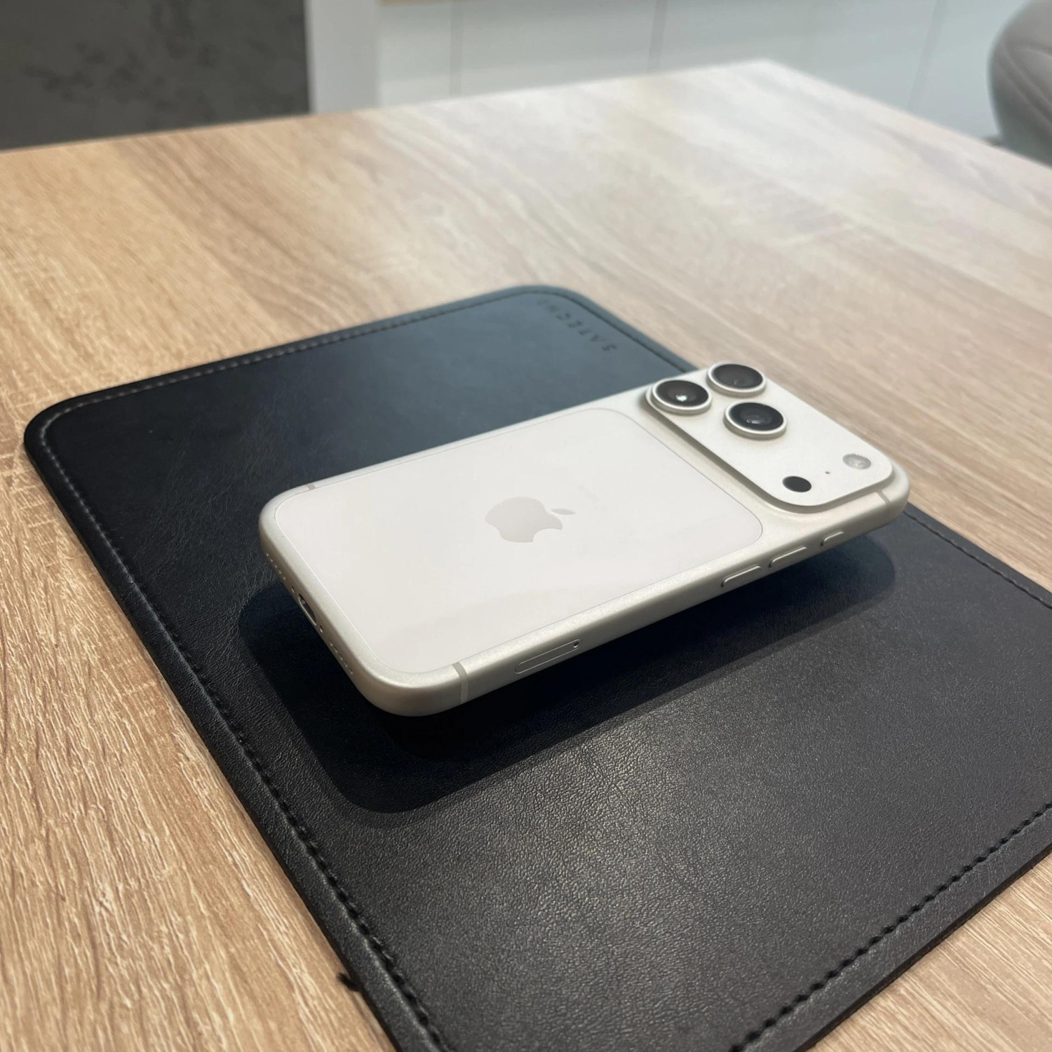 Apple iPhone 17 Pro 256 ГБ eSIM + nano SIM Cеребристый