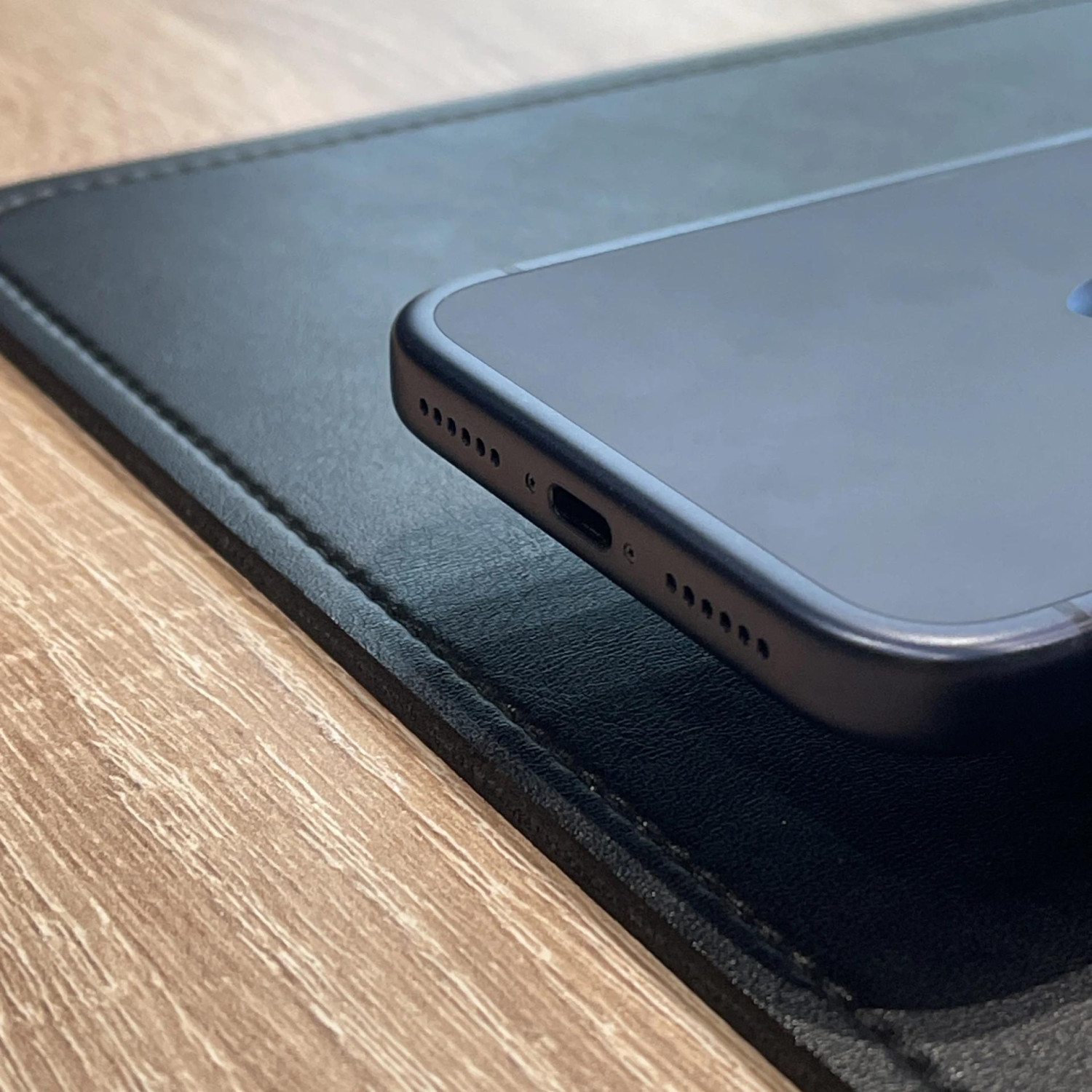 Apple iPhone 17 Pro Max 256 ГБ (eSIM) «Темно-синий» — фото 4